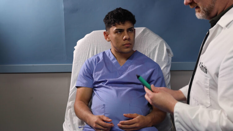 Carlitos in labor - Mpreg - Film 911